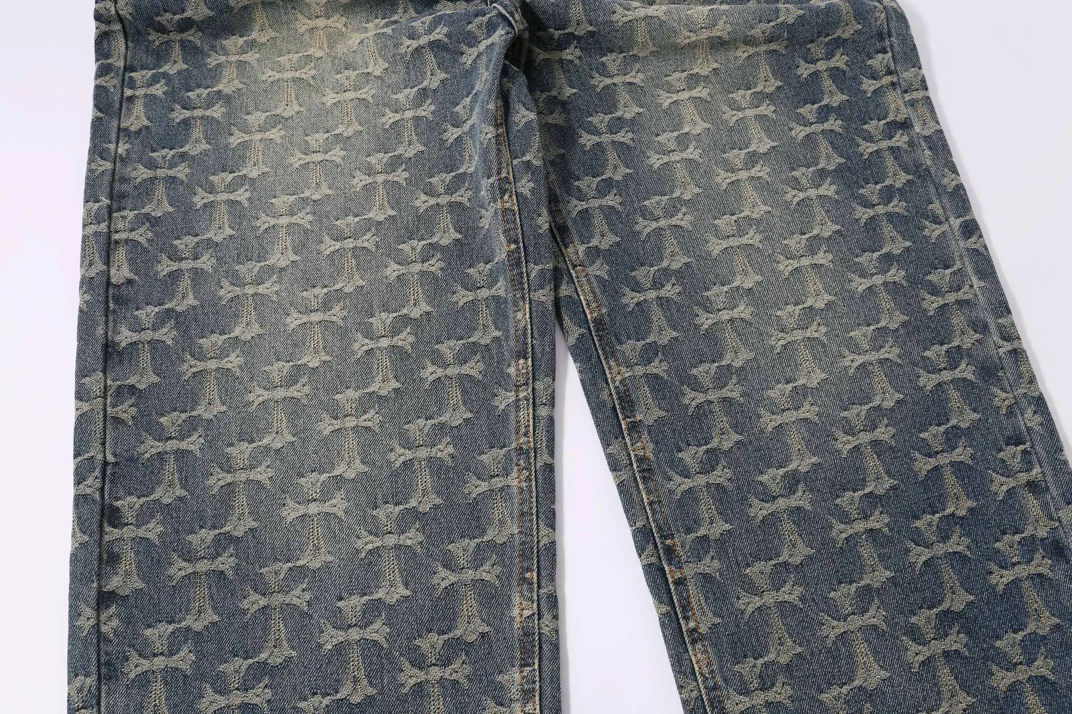 P220 Style No.: H895 Croxin & 𝐂𝐡𝐫𝐨𝐦𝐞 𝐇𝐞𝐚𝐫𝐭 ss25 limited color leather flame stitching jeans. Styles with different washed textures are very friendly to people with thin legs. The slightly flared version perfectly modifies the leg shape. The timeless and moderate length makes it easy to match and match. It is the basis for various styles and is a must-have in your wardrobe! The fabric is stiff but also makes the upper body soft without losing texture. The washing process is even more perfect. It is a must-have item for everyone! ! ! Washed wheat, hang tag, pants label, three complete labels Color: Jacquard Size: 30-32-34-36